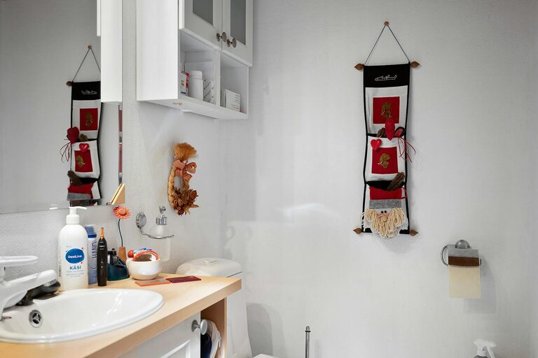 How to Create a Minimalist Bathroom Setup for a Clean, Calm Space